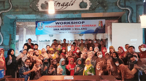 Lokakarya Penguatan Literasi dan Numerasi Guru SMA Negeri 3 Malang; Guru juga (masih) Butuh Ilmu